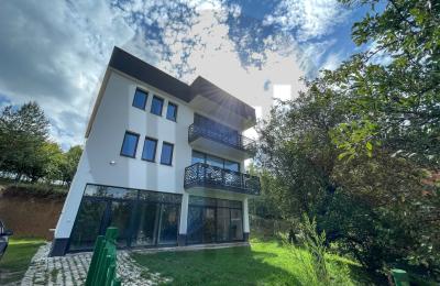 Shtëpi me 4 Dhoma gjumi në shitje në lagjen Sofalia