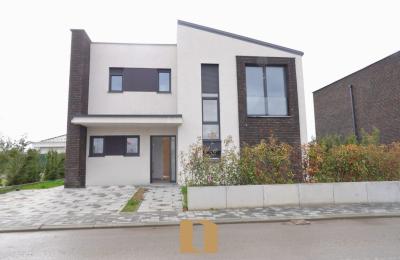 Ofrohet Shëpi Në Shitje Në Priam Village