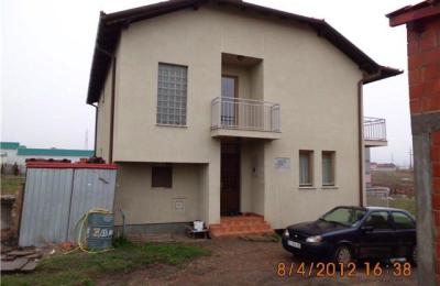 Shitet shtepia 2 katëshe, 400m2, me 8 ari truall në lagjen Arberia magjistralja Prishtinë – Mitrovicë, afës sallonit “GJINI”