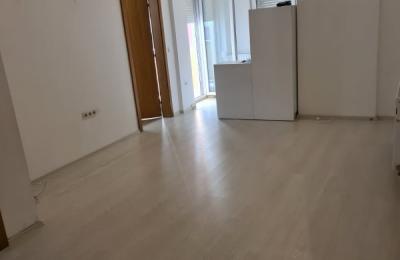 Ipet me qira banesa 3 dhomëshe 80m2 kati 1 në Fushë Kosovë