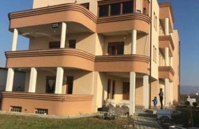 Shitet shtëpija 3 katshe me sipërfaqe 800m2 me 13.5 Ari Truall në Llapnasellë