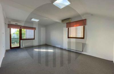 Zyre 300m2 me qira në Qendër