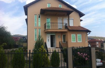 Shitet shtëpia 3 katëshe në lagjen Mati 1, me sipërfaqe 300m2