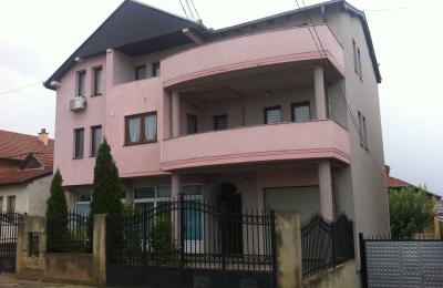 Ipet me qira shtëpia 3 katëshe, 270m2, në lagjen e Muhagjereve