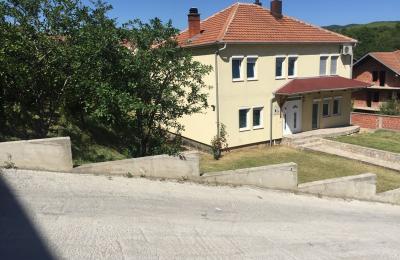 Shitet shtepi 3 katëshe me 12 ari truall 300m2, në Taukbahqe