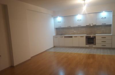 Ipet më qira banesa 3 dhomëshe 90m2 kati 5 në lagjën Mati 1