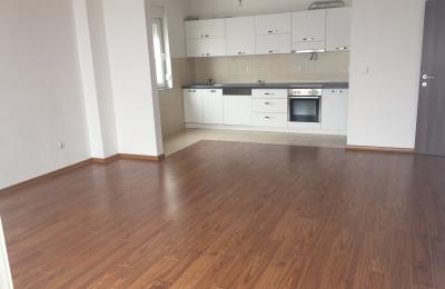 Ipet më qira banesa 4 dhomëshe 110 m2 kati 4 në lagjën Mati 1