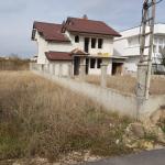 Shitet shtëpia 2 katshe në Fushë Kosovë (Mbrapa Murebestit, rrugës për Uglar) me sipërfaqe 180m2 dhe ka 4 ari truall