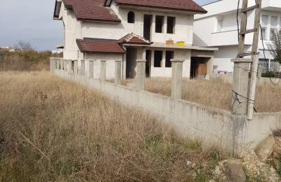 Shitet shtëpia 2 katshe në Fushë Kosovë (Mbrapa Murebestit, rrugës për Uglar) me sipërfaqe 180m2 dhe ka 4 ari truall