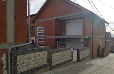 Shitet Shtepia 2 katshe me 240m2 ne lagjen Arberi