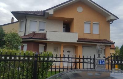 Shitet Shtepia 250m2 më 3 Ari truall në lagjen Qendresa