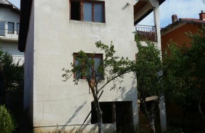 Shitet Shtepia me 3.80 Ari truall në lagjen Kolovic e Re, më sipërfaqe 270m2.