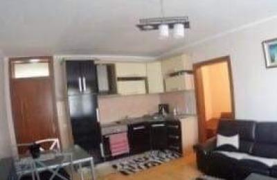 Ipet më qira banesa 3 dhomëshe 80m2 kati 3 në lagjen Arbëri