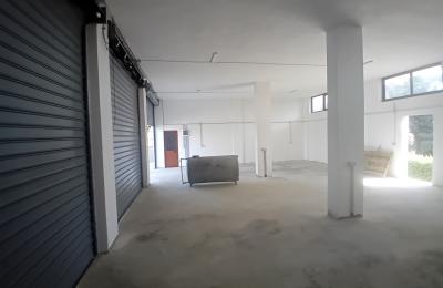 Jepet magazine 120m2 me qera tek ish Keneta Durres.