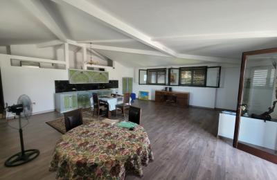 Shitet vila 3 kate prane qendres ne Durres