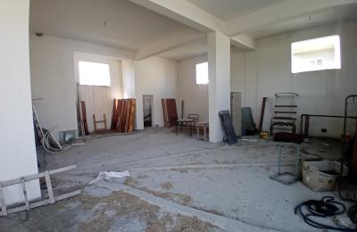 Jepet me qera magazin 300m2 ne zonen e ish knetes.