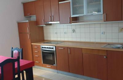 Ipet më qira banesa 3 dhomëshe në Arbëri, afër rrethi Ismetit, me sipërfaqe 120m2, kati 2