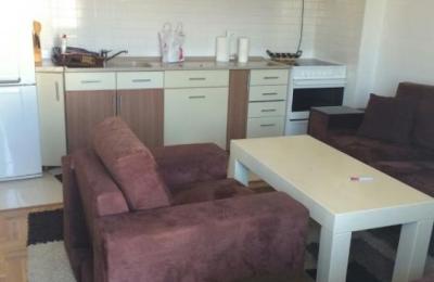 Ipet me qira banesa 3 dhomëshe 74m2 në Qender