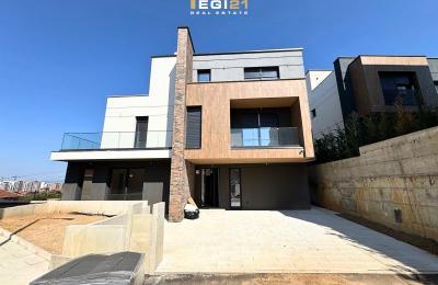 Shtëpi 305m² +70m² për SHITJE, Matiqan