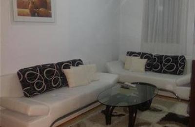 Ipet më qira banesa 2 dhomëshe 50m2 kati 7 në lagjen e Spitalit