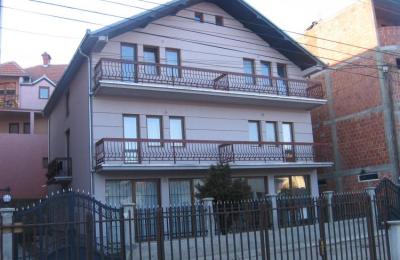 Shitet shtëpia 3 katëshe me 2 hyrje të ndara sip.380m2, sip e truallit 3.64 ari, në lagjen Velania.