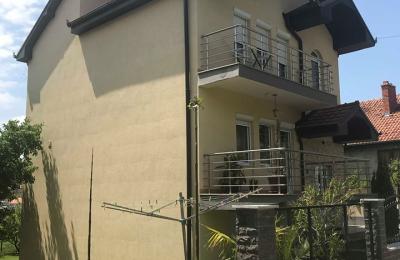 Shitet Shtepia me 3 Ari truall në lagjen Kolovic