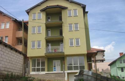 Shitet shtëpia 3 katëshe 600m2, me sipërfaqe të truallit 2.5 ari në Lagjen e Spitalit