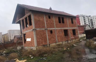 Shitet shtepia 2 katshe 250m2 me 2.5 Ari Truall në Fushë Kosovë