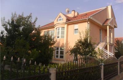 Shitet shtëpija 2 katëshe në Veternik, mrapa Grandstores, me sipërfaqe 300m2, me 4 ari truall