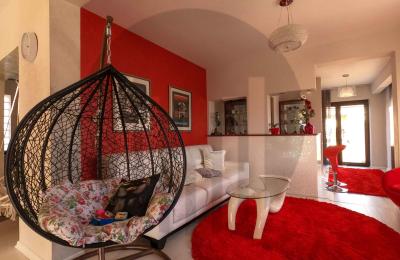 Shtëpi me 6 dhoma gjumi me qira në lagjen NIC