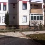 Shitet banesa 2 dhomëshenë lagjen Bregu i diellit me sipërfaqe 67m2, kati Perdhesë e larte