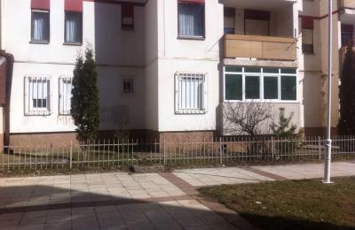 Shitet banesa 2 dhomëshenë lagjen Bregu i diellit me sipërfaqe 67m2, kati Perdhesë e larte