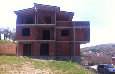 Shitet shtëpia 3 katëshe me 8 ari truall në Sofali, me sipërfaqe 390m2