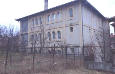 Shitet shtëpia 3 katëshe me 4 ari truall në lagjen Vreshta, me sipërfaqe 600m2 banim dhe 400m2 lokale