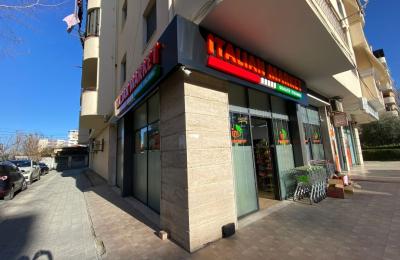 Market ne shitje buze rruge ne Plazh Durres.
