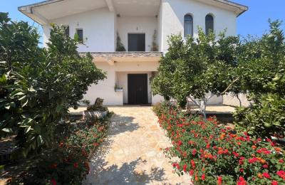 Okazion Shitet Vila ne fshatin e Qerretit Durres