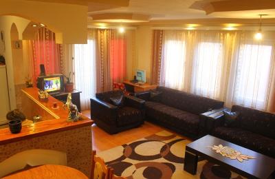 Shitet shtëpia 4 katëshe mbi Parkun e Qytetit (afër Lapidarit Isa Kastrati ) me sipërfaqe 350m2