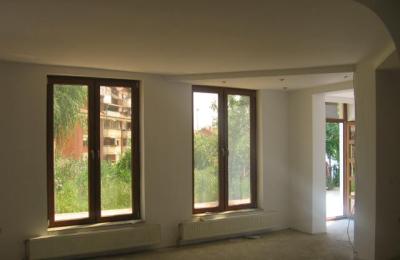 Lokal afarist për shitje në lagjen Kodra e Diellit banesat e kuqe, afër ambulantës, kati Përdhesë, me sipërfaqe 90m2 hapsir afariste, banjo, dhe 2 ari oborr.