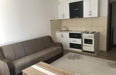 Ipet më qira banesa 2 dhomëshe 55m2 kati 1 Lagjen e Spitalit