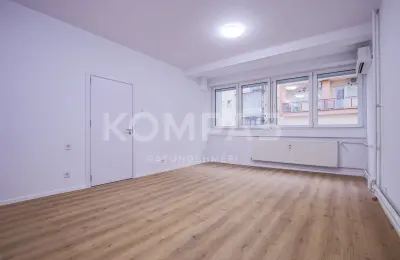 Ofrohet PËR QIRA Zyre tek sheshi "Zahir Pajaziti" në Prishtinë