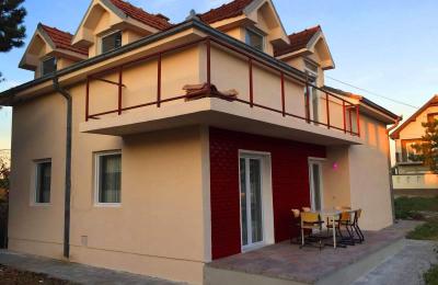 Jepet me qira Shtepia 2 katshem 200m2 Qagllavic