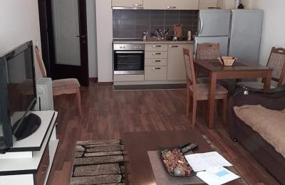 Ipet me qira banesa 3 dhomëshe 80m2 kati 1-rë në lagjen e Spitalit