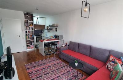 Shitet banesa 2 dhomshe me siperfaqe 53m2 kati 7 Kalabri