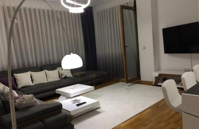 Ipet me qira banesa 3 dhomëshe 88m2 kati 4 në Qender