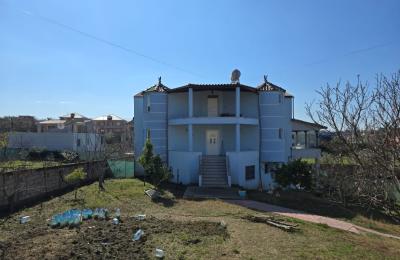Shitet Vilë 3-Katëshe me Garazh & Dyqan në Rrugë Kryesore – Rrashbull, Durrës!