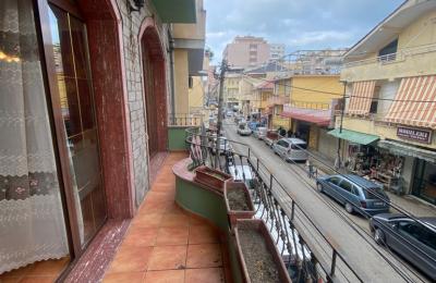 Jepet me Qera Apartament 2+1 – Pranë Pallatit të Sportit, Durrës